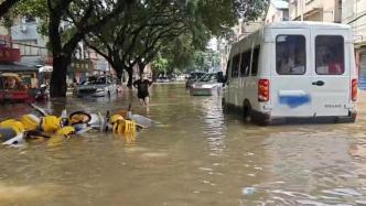 漓江水倒灌桂林市區：積水漫過大腿，拋錨車輛橫七豎八