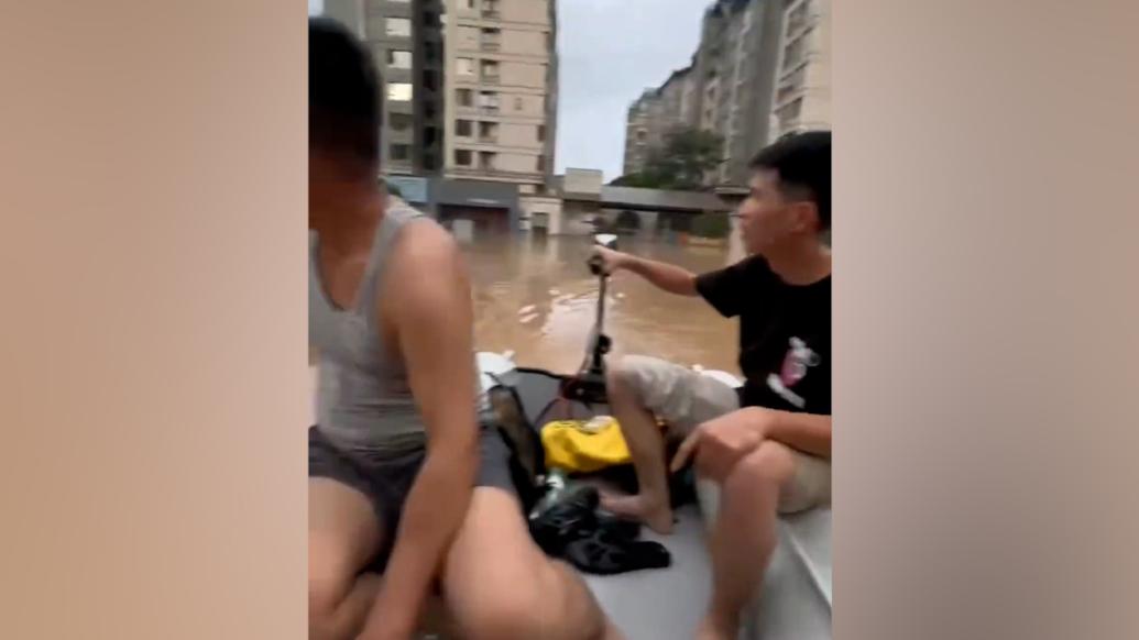 桂林一男子驾橡皮艇救朋友顺手救二十多人：水深2米，必须帮