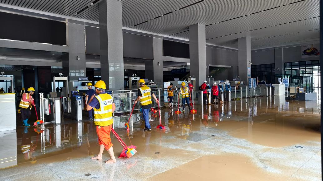 桂林火车站“停摆”最新：大部分积水已退，候车大厅清淤中
