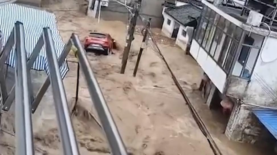 安徽黄山遭遇强降雨天气，有车辆被冲走