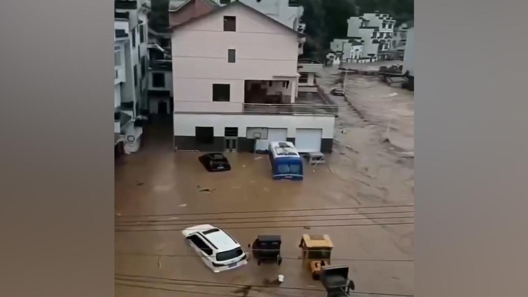 黄山暴雨，歙县绍濂乡村民：断水断电内涝最深1.8米，多辆车被冲走