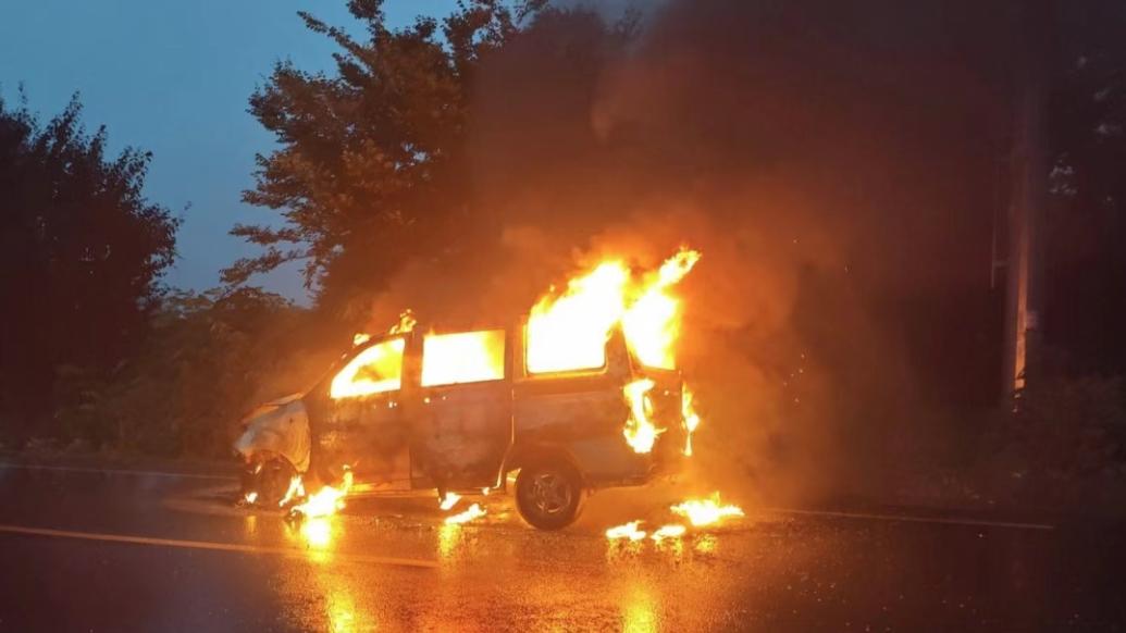 事故面包车被拖运途中突然起火，镇江消防紧急救援