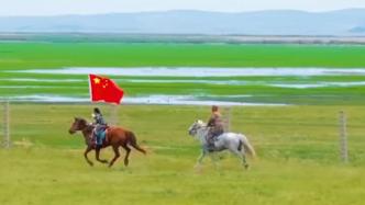 内蒙古10岁女孩高举五星红旗策马驰骋，跟随父亲巡边