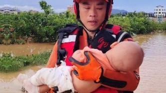 广东梅州特大暴雨致多地被淹，消防破窗转移婴儿