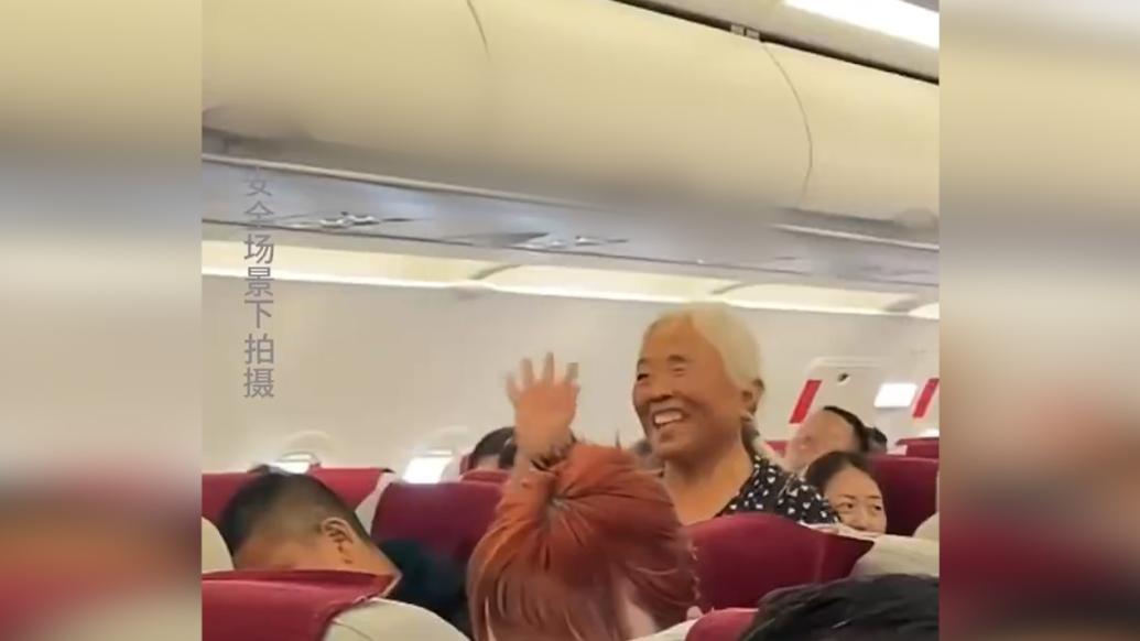 “社牛”奶奶第一次坐飞机，空乘暖心帮录视频留念