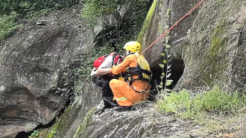 游玩途中不慎跌落，老人被困河边陡坡无法上岸