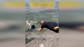 女子自拍不慎落入西湖，退伍军人探出半个身子趴地救援