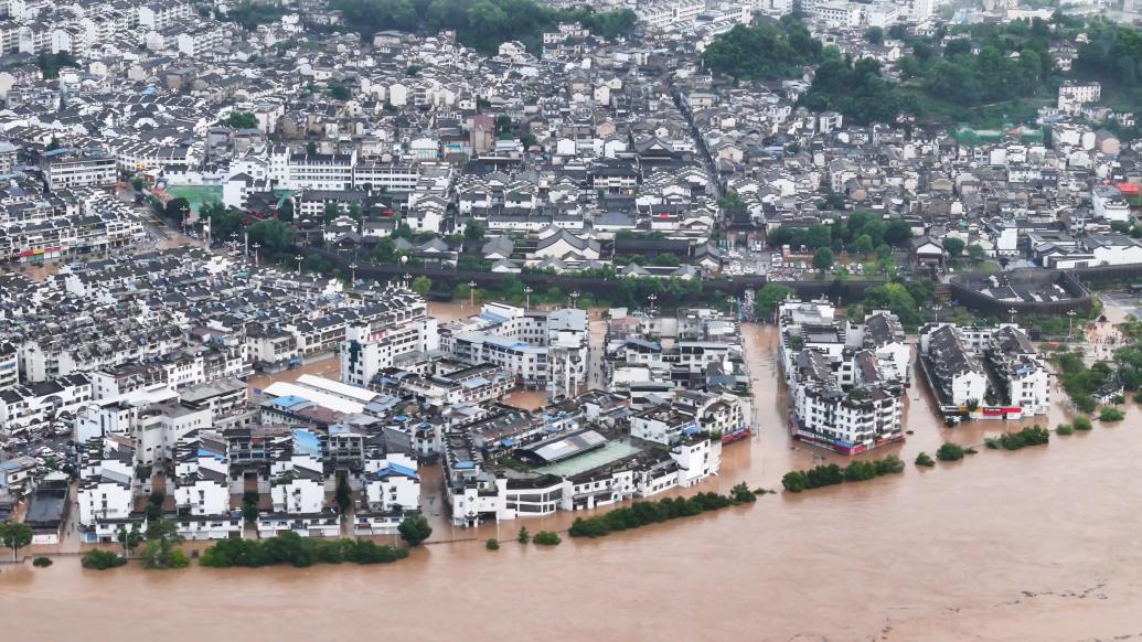 航拍安徽歙县主城区：部分路段积水严重，有建筑一楼进水