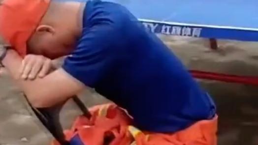 看破防!抗洪消防員用手墊頭席地睡著