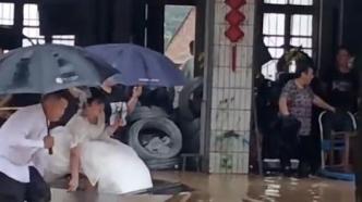 桂林新娘在洪水中坐消防车去结婚