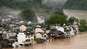 航拍安徽歙县洪灾：徽派建筑群底楼被淹