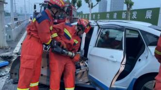 武汉出租车凌晨撞上限高架立柱致司机被困，消防员紧急救援