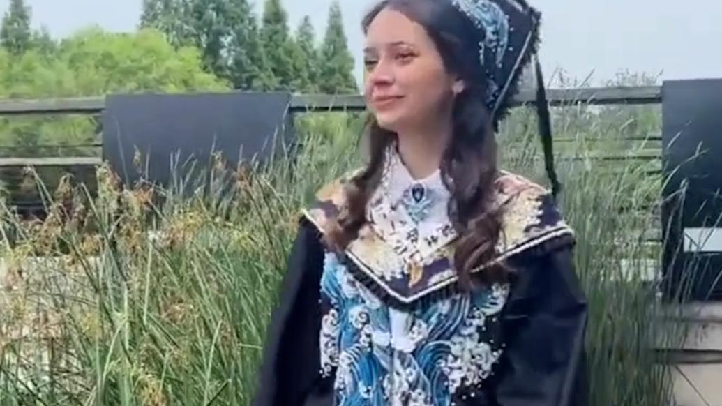 乌克兰姑娘在河南毕业，自己制作中国传统文化特色的学士服