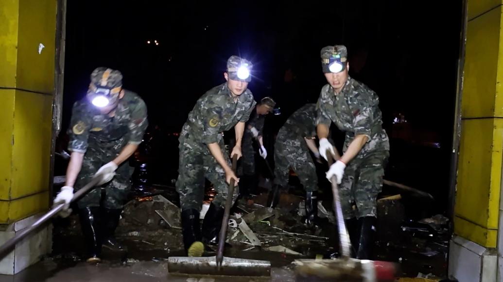 武警官兵星夜清淤助力群众恢复生产生活秩序