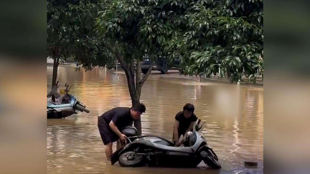 桂林大姐在积水中站了一天，扶起倒地电单车：怕倒地车辆阻碍交通影响救援