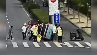 車輛不慎側翻眾人合力抬車救人