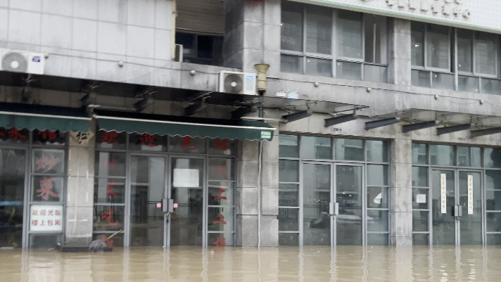 暴雨再袭歙县，沿江商户：水位一小时涨四米，为抢救货物四天没回家