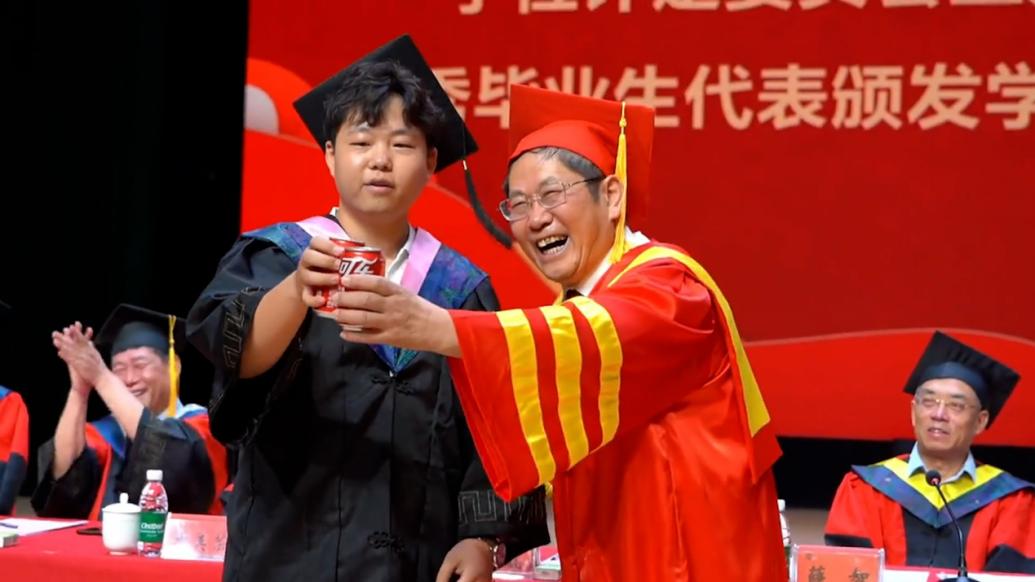 参加毕业典礼，大四男生掏出可乐与校长碰杯庆祝