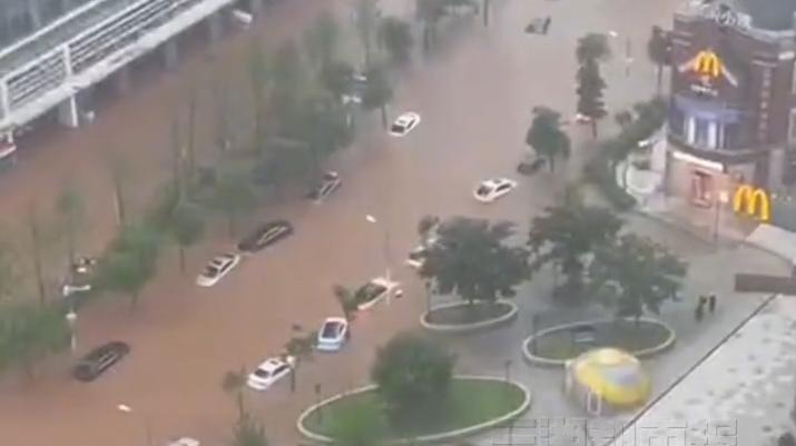 长沙发布暴雨红色预警:部分道路积水,地铁2、3号线全线停止运营服务