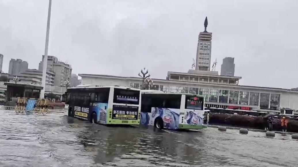 直播丨长沙多条地铁因暴雨停运、火车站被淹，实地探访