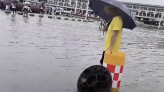 暴雨致长沙火车站广场积水，市政开井盖排涝24小时值守