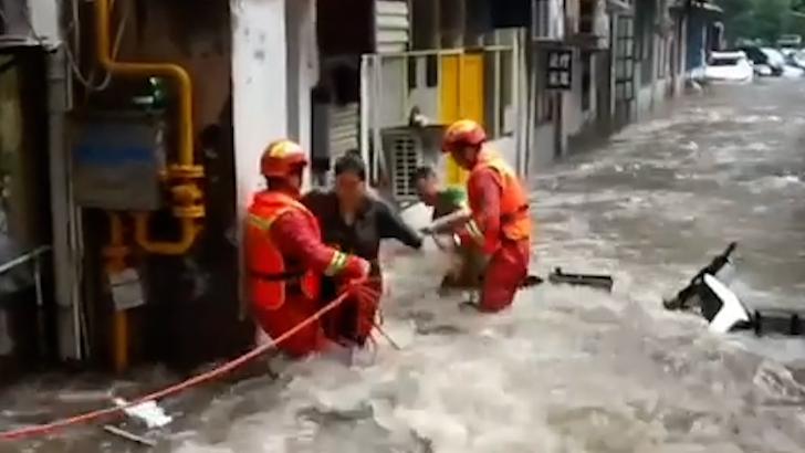 强暴雨突袭长沙，他们英勇“逆行”，积水中救起一人又一人