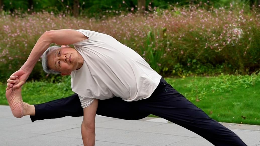 老人练瑜伽20年：开公益瑜伽课10年教过上千名学员