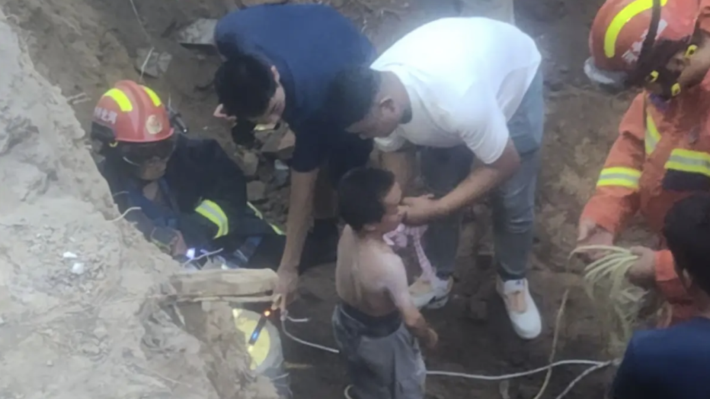 3岁男童坠入村里15米深井，身高一米出头的村民赵成龙挺身而出