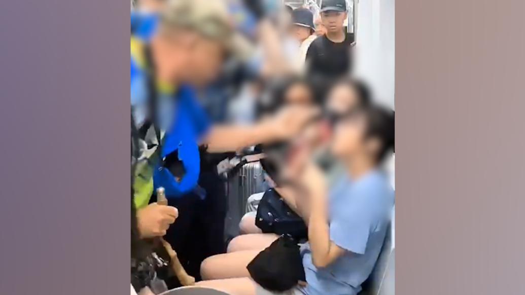 北京地铁内老人因女子不让座用拐杖袭扰，被行拘