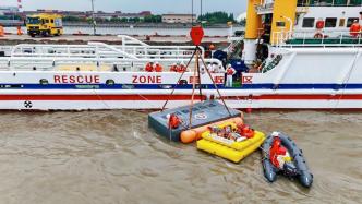 直播丨低温救援、翻扣船救援……中国救捞水上搜救演练在上海举行