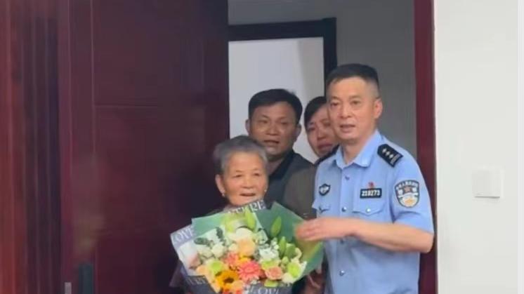 65年后的重逢，南京、南昌警方助九旬老人寻亲