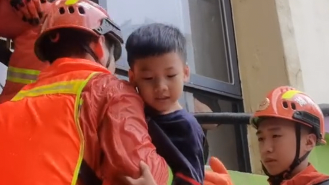 长沙暴雨致200余名孩子被困幼儿园，消防员接力转移