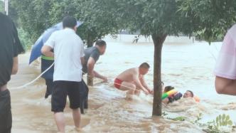 湖南瀏陽(yáng)一女子被急流卷入洪水，基層干部與村民跳水合力救人