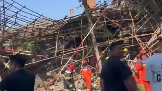 吉林长春一老旧三层建筑坍塌致5人受伤，1人被困仍在搜救