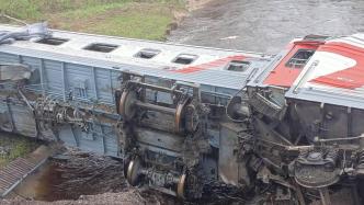 强降雨致铁道路基被冲坏，俄罗斯列车脱轨2人遇难数十人受伤