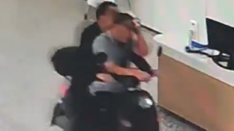 男子摔破頭被電動(dòng)車大哥直接騎著車送急診