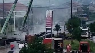 湖南澧县一罐车因雨水打滑侧翻压住小车，致5死1伤