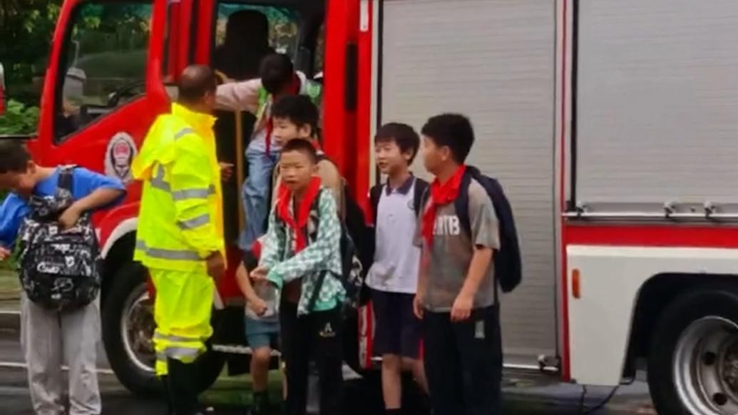 学校门口道路被淹，消防车化身校车往返8趟护送孩子