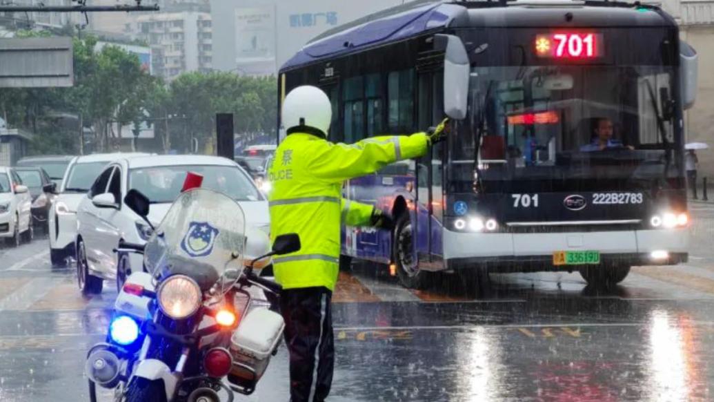 武汉气象台发布暴雨红色预警，交警提醒遇极端恶劣天气非必要不开车