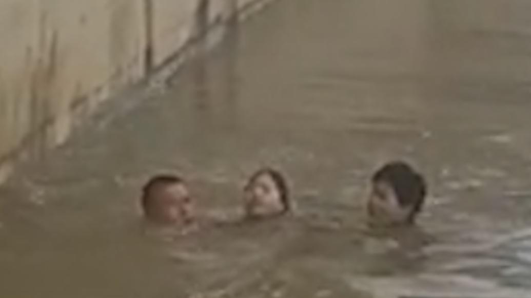 防洪堤旁女生不慎坠河，大哥大姐一左一右合力救女生上岸