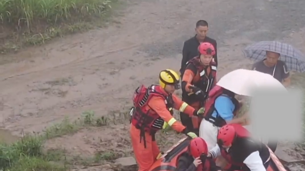 护送被困洪水考生返校填志愿，消防员出动皮划艇