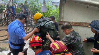 杭州建德一老人被山洪裹挟沙土埋住，救援人员徒手挖掘救出