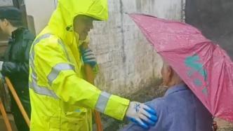 奶奶冒雨給救災民警送雞蛋