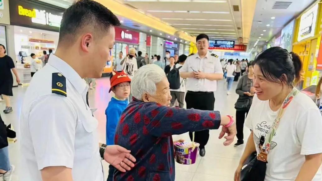 健忘症老人迷失在候车室，上海铁路员工分分钟帮其找到亲人