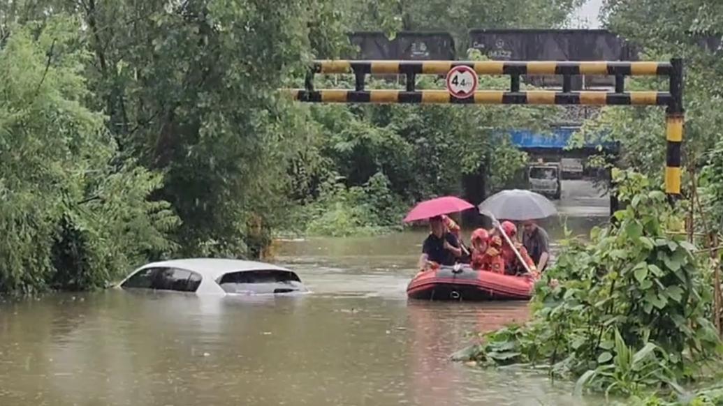 武汉暴雨部分路段出现积水，武汉消防开展排涝并营救出多名被困群众
