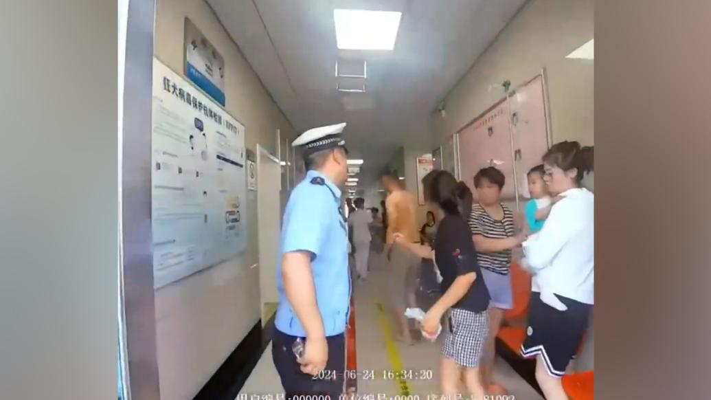 幼童惊厥，家长将车开进交警队求助