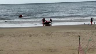 深圳一海滩三人游泳时被海浪卷走，一人死亡一人失踪