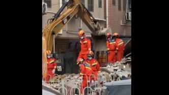 广州荔湾区花地大道北一房屋外墙坍塌，现场疑似有一人被困