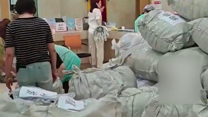 安徽阿姨将老家受灾视频发到杭州业主群，邻居捐出4吨多物资