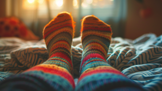 “穿袜子睡觉可以提高睡眠质量”上热搜，专家：因时因人而异